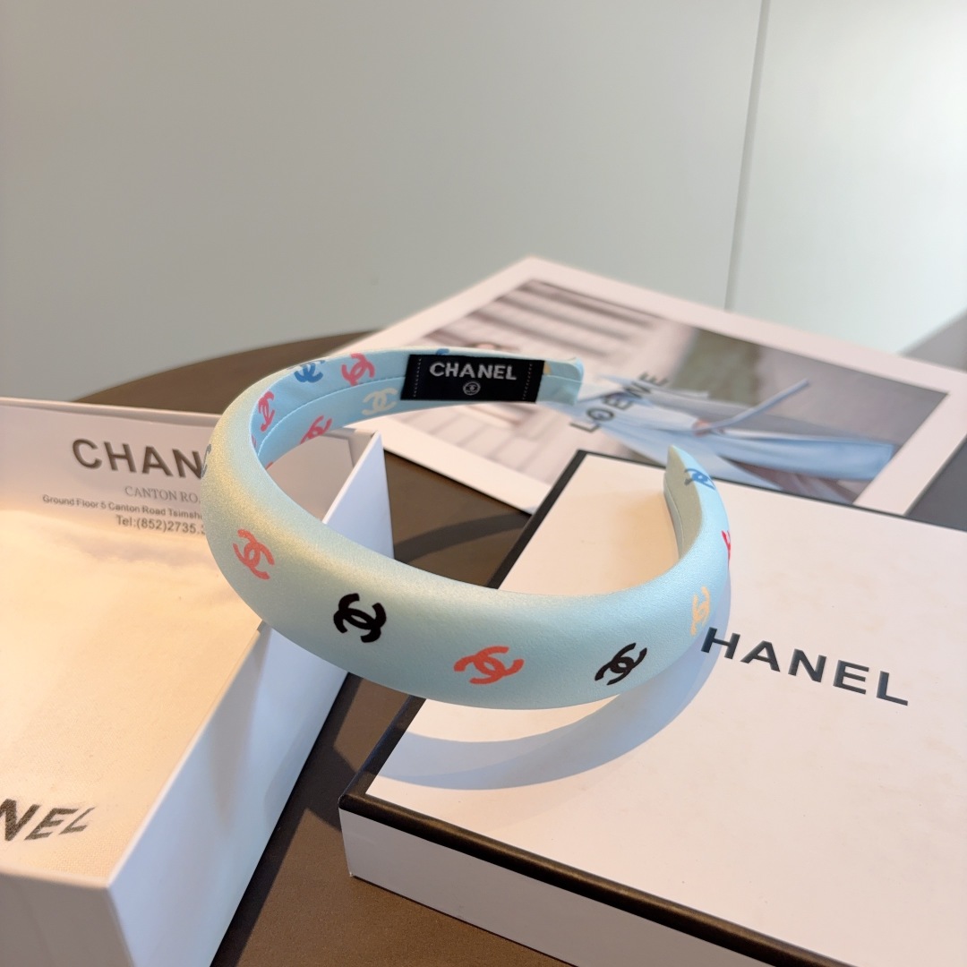 配包装
CHANEL（香奈儿）新款精致海绵小香发箍，复古头箍，网红爆款推荐 搭配高端材质，时尚百搭。