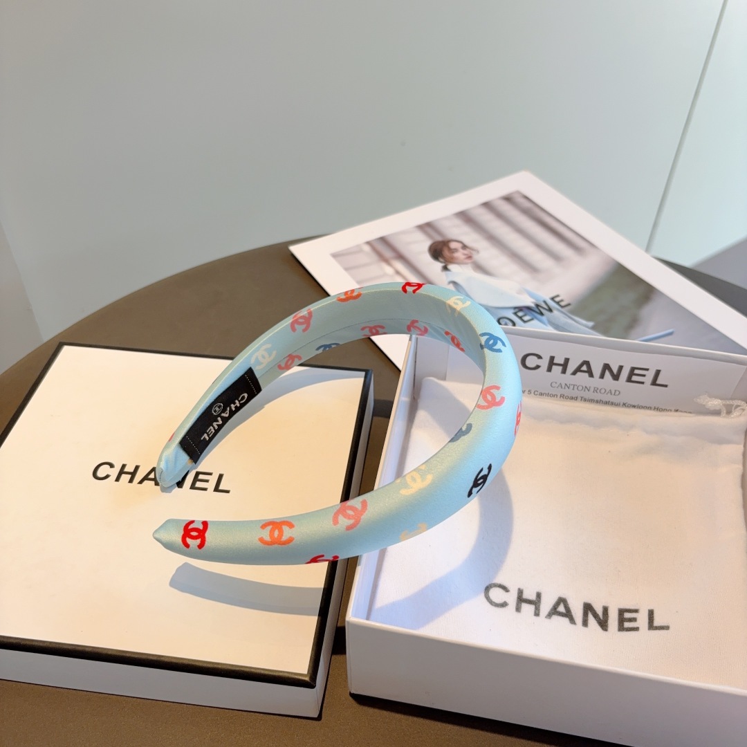 配包装
CHANEL（香奈儿）新款精致海绵小香发箍，复古头箍，网红爆款推荐 搭配高端材质，时尚百搭。