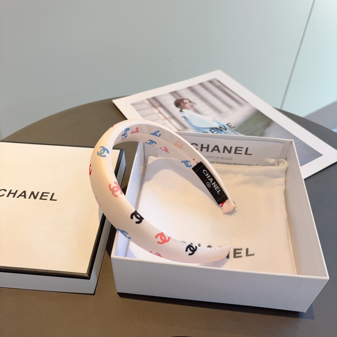 配包装
CHANEL（香奈儿）新款精致海绵小香发箍，复古头箍，网红爆款推荐 搭配高端材质，时尚百搭。
