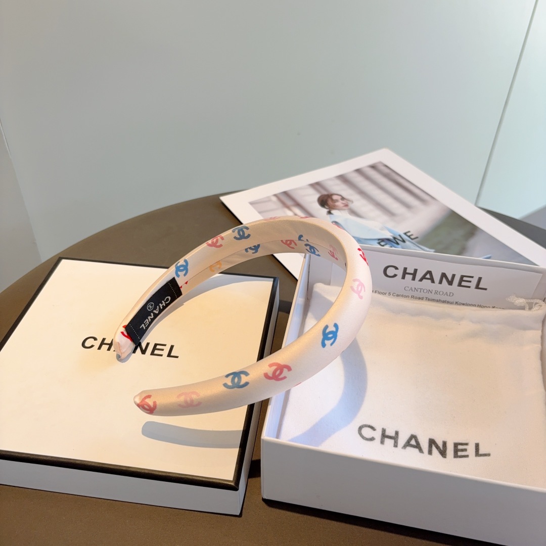 配包装
CHANEL（香奈儿）新款精致海绵小香发箍，复古头箍，网红爆款推荐 搭配高端材质，时尚百搭。