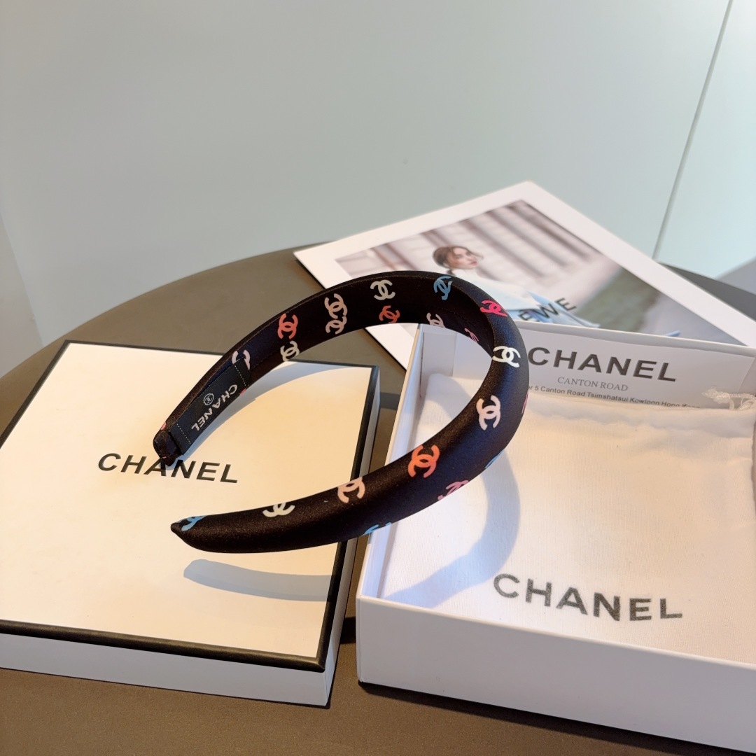 配包装
CHANEL（香奈儿）新款精致海绵小香发箍，复古头箍，网红爆款推荐 搭配高端材质，时尚百搭。