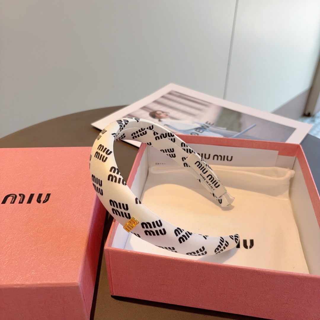 配包装
miumiu 缪缪  新款韩版缎面字母发箍，细节全部实拍！水钻特制面料非常显质感、经典而又永不过