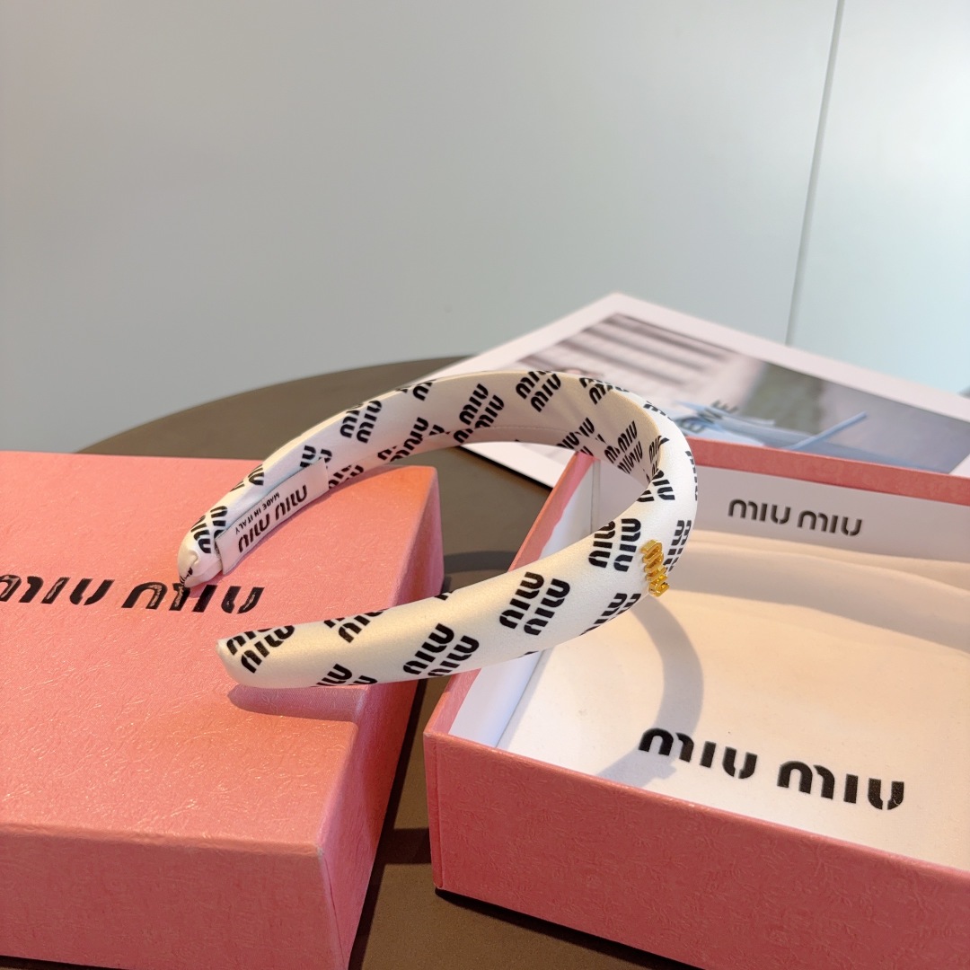 配包装
miumiu 缪缪  新款韩版缎面字母发箍，细节全部实拍！水钻特制面料非常显质感、经典而又永不过