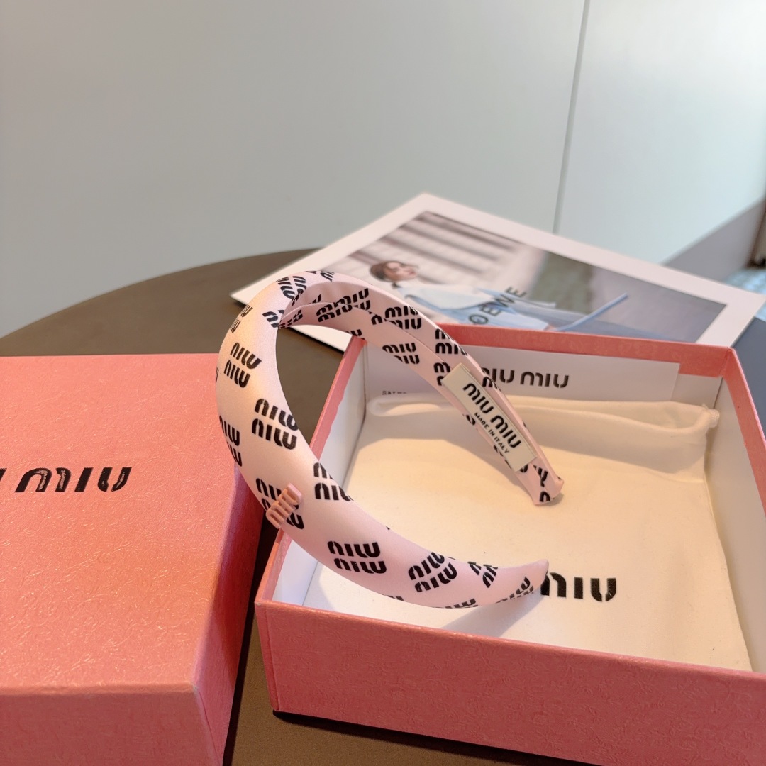配包装
miumiu 缪缪  新款韩版缎面字母发箍，细节全部实拍！水钻特制面料非常显质感、经典而又永不过