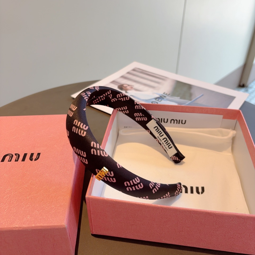 配包装
miumiu 缪缪  新款韩版缎面字母发箍，细节全部实拍！水钻特制面料非常显质感、经典而又永不过