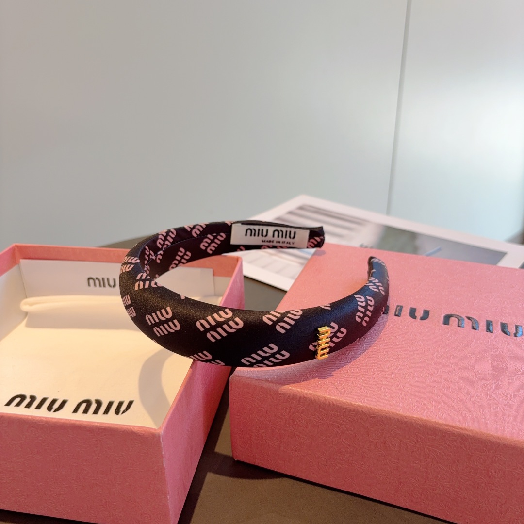 配包装
miumiu 缪缪  新款韩版缎面字母发箍，细节全部实拍！水钻特制面料非常显质感、经典而又永不过