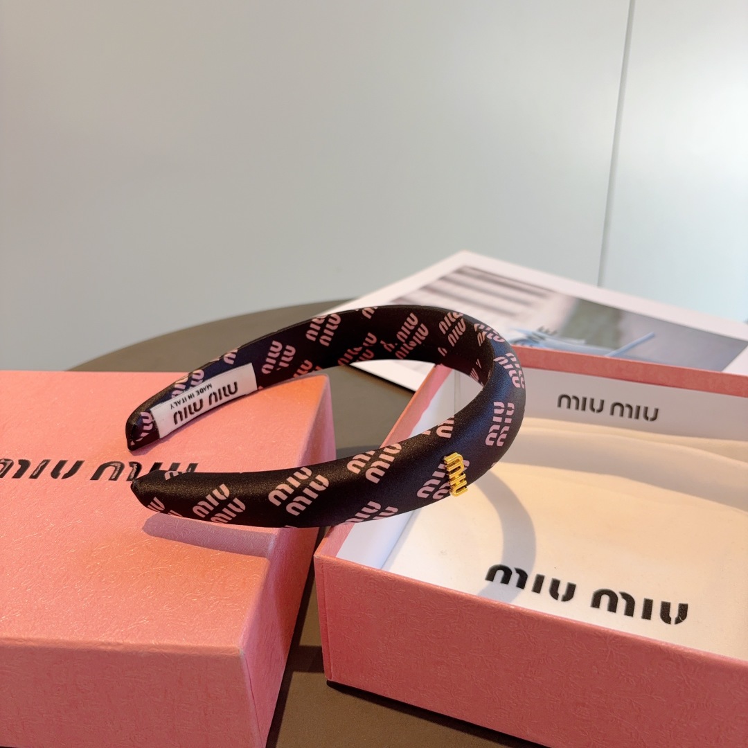 配包装
miumiu 缪缪  新款韩版缎面字母发箍，细节全部实拍！水钻特制面料非常显质感、经典而又永不过