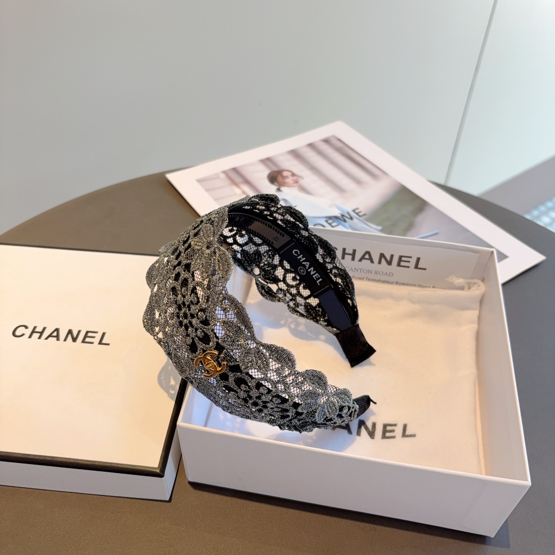 配包装
CHANEL（香奈儿）新款小香花边发箍，新品巨显脸小头箍，网红爆款推荐 搭配高端双Ｃlogo ，