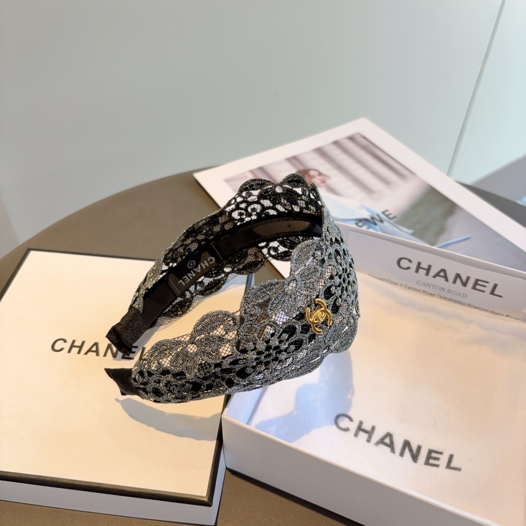 配包装
CHANEL（香奈儿）新款小香花边发箍，新品巨显脸小头箍，网红爆款推荐 搭配高端双Ｃlogo ，