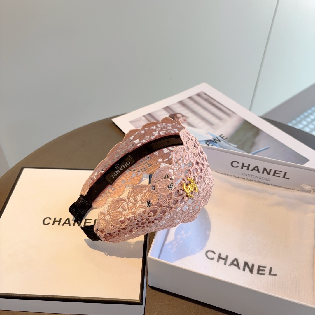 配包装
CHANEL（香奈儿）新款小香花边发箍，新品巨显脸小头箍，网红爆款推荐 搭配高端双Ｃlogo ，