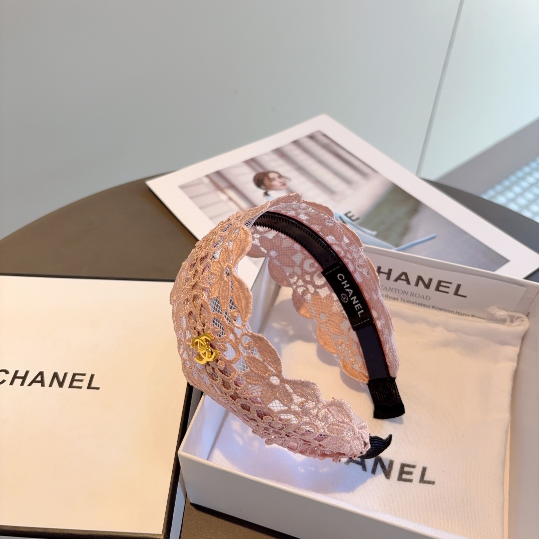 配包装
CHANEL（香奈儿）新款小香花边发箍，新品巨显脸小头箍，网红爆款推荐 搭配高端双Ｃlogo ，