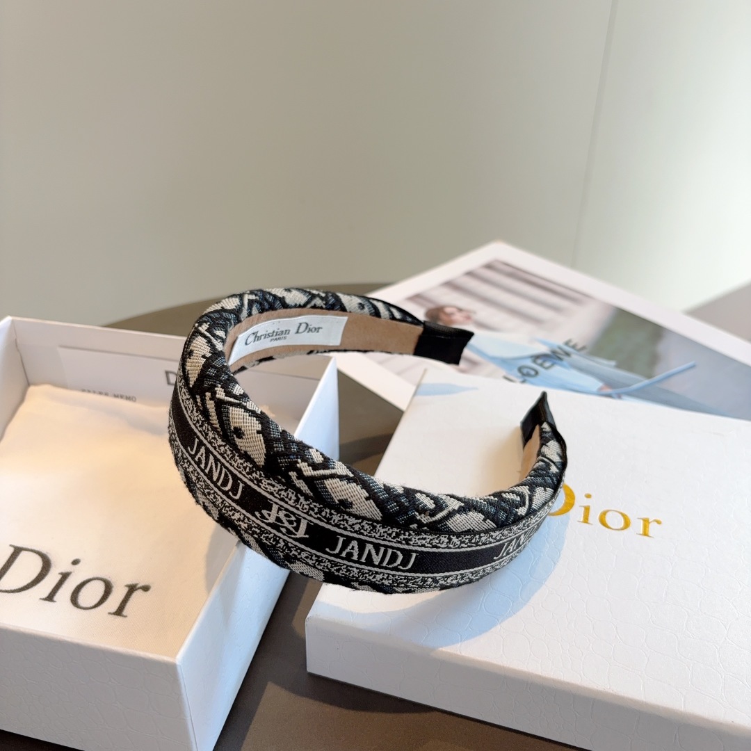 配包装
Dior（迪奥） 经典新款D字母发箍,专柜品质 让你的魅力绽放 清新淑女范让时尚更简单。