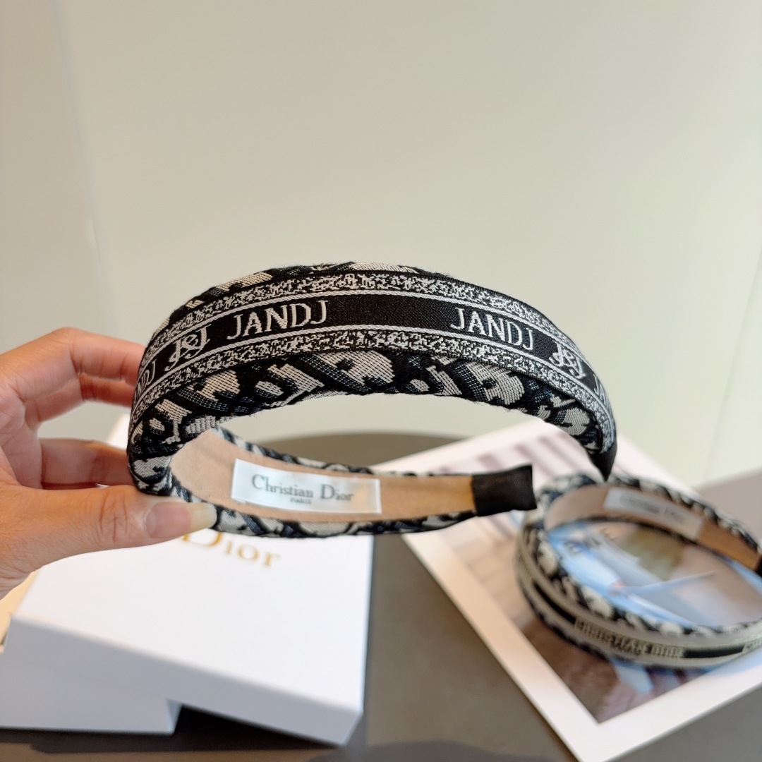 配包装
Dior（迪奥） 经典新款D字母发箍,专柜品质 让你的魅力绽放 清新淑女范让时尚更简单。