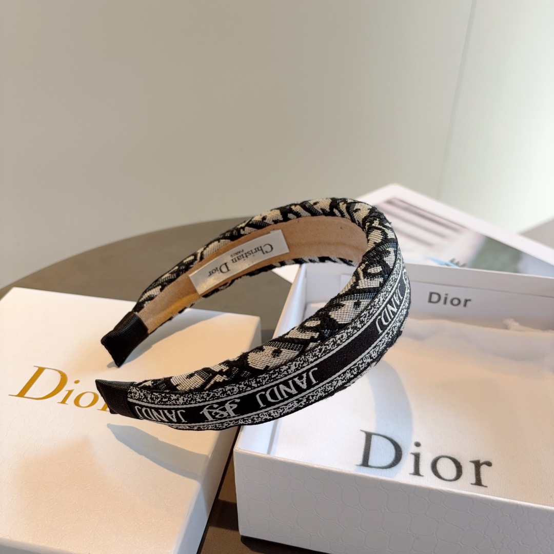 配包装
Dior（迪奥） 经典新款D字母发箍,专柜品质 让你的魅力绽放 清新淑女范让时尚更简单。