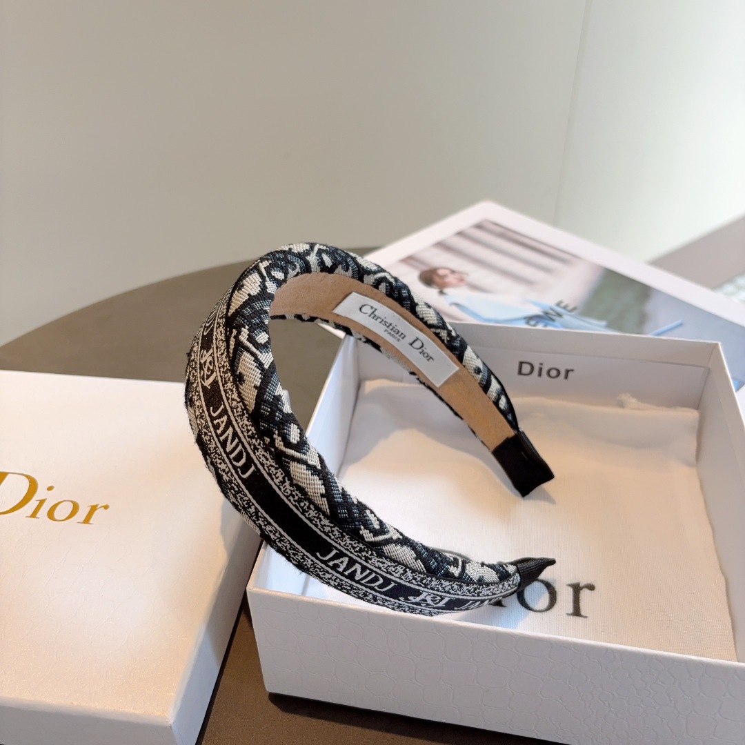 配包装
Dior（迪奥） 经典新款D字母发箍,专柜品质 让你的魅力绽放 清新淑女范让时尚更简单。