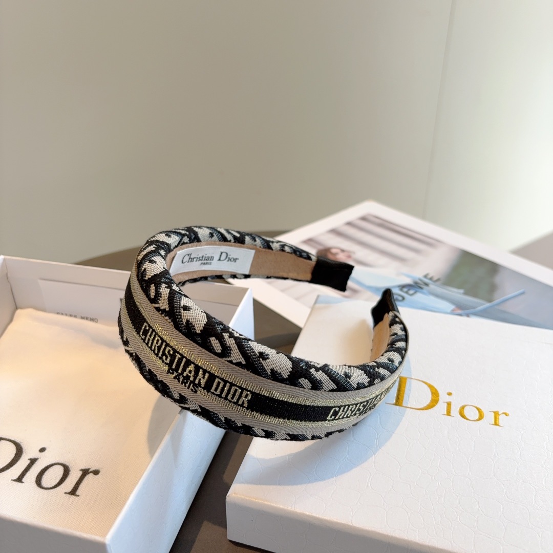 配包装
Dior（迪奥） 经典新款D字母发箍,专柜品质 让你的魅力绽放 清新淑女范让时尚更简单。