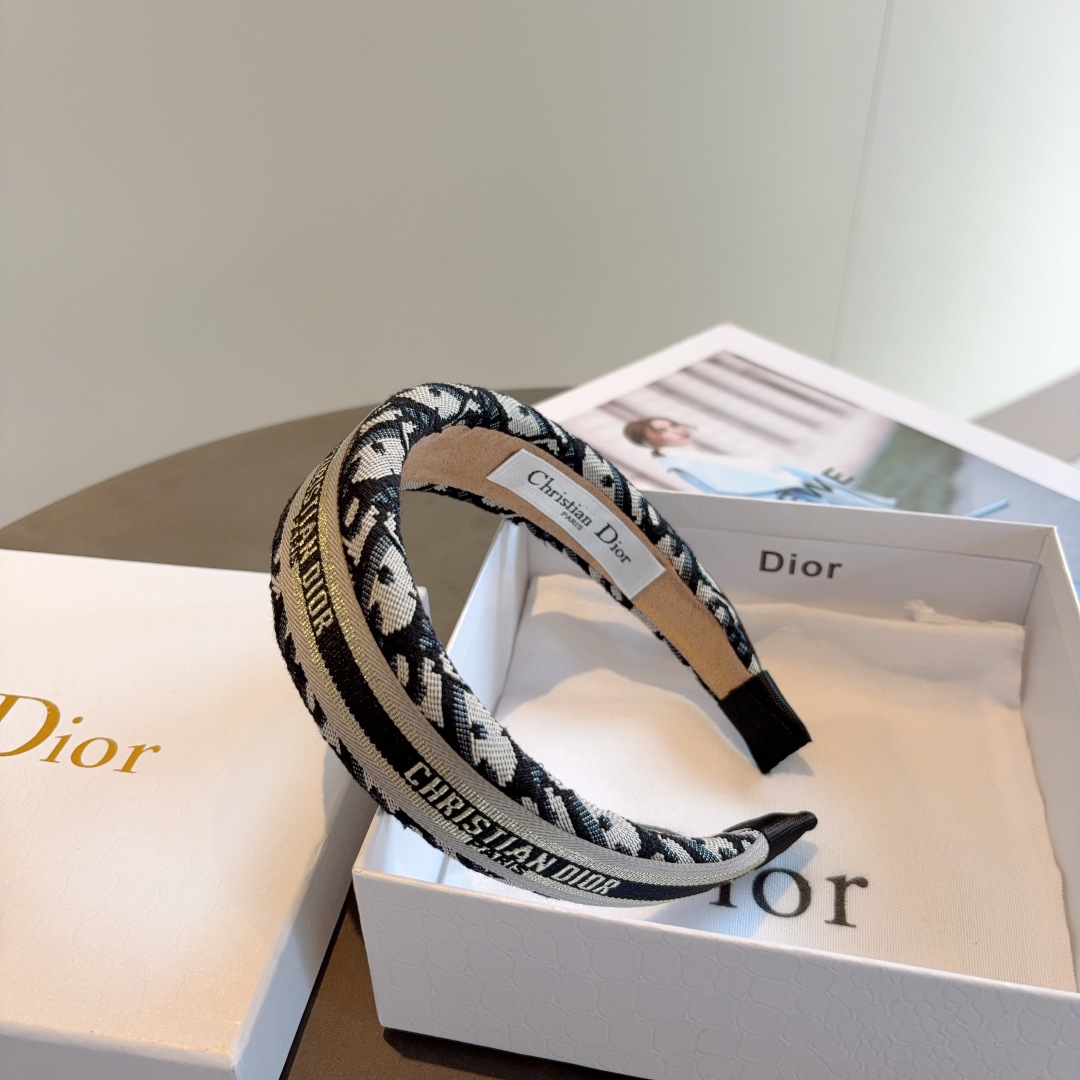 配包装
Dior（迪奥） 经典新款D字母发箍,专柜品质 让你的魅力绽放 清新淑女范让时尚更简单。