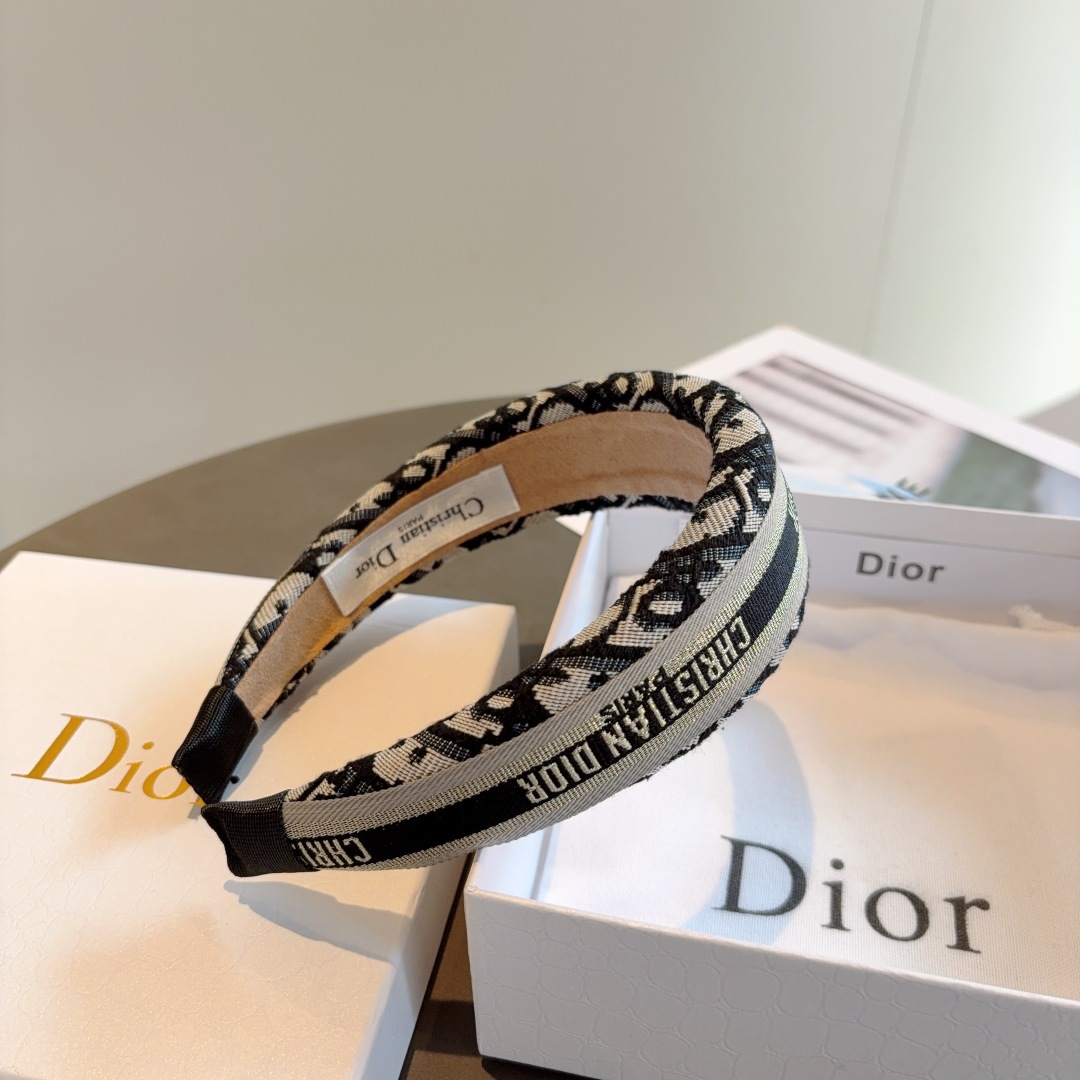 配包装
Dior（迪奥） 经典新款D字母发箍,专柜品质 让你的魅力绽放 清新淑女范让时尚更简单。