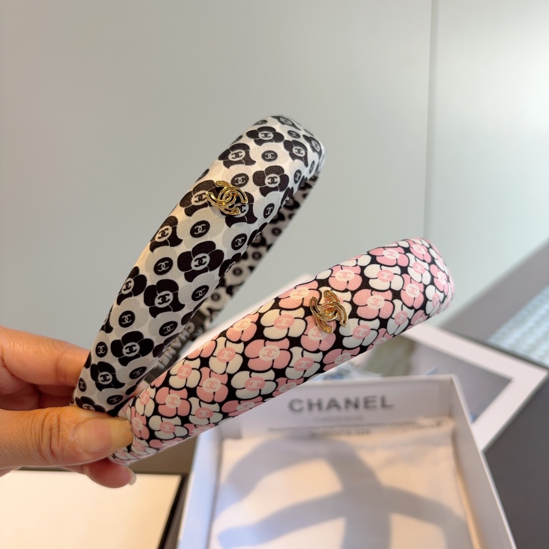 配包装
CHANEL（香奈儿）新款精美字母发箍，复古网红爆款头箍 搭配高端材质，超精致，时尚高级感百搭款