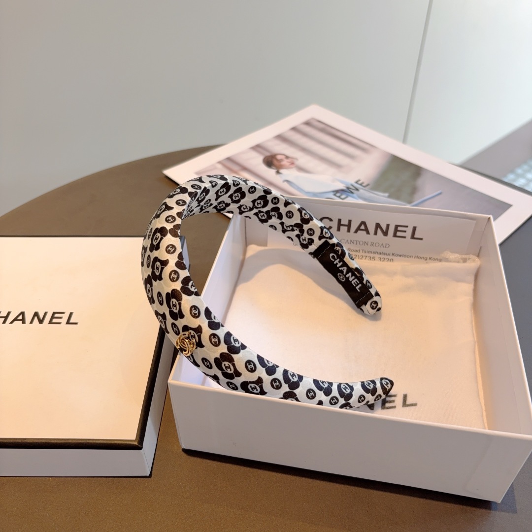 配包装
CHANEL（香奈儿）新款精美字母发箍，复古网红爆款头箍 搭配高端材质，超精致，时尚高级感百搭款