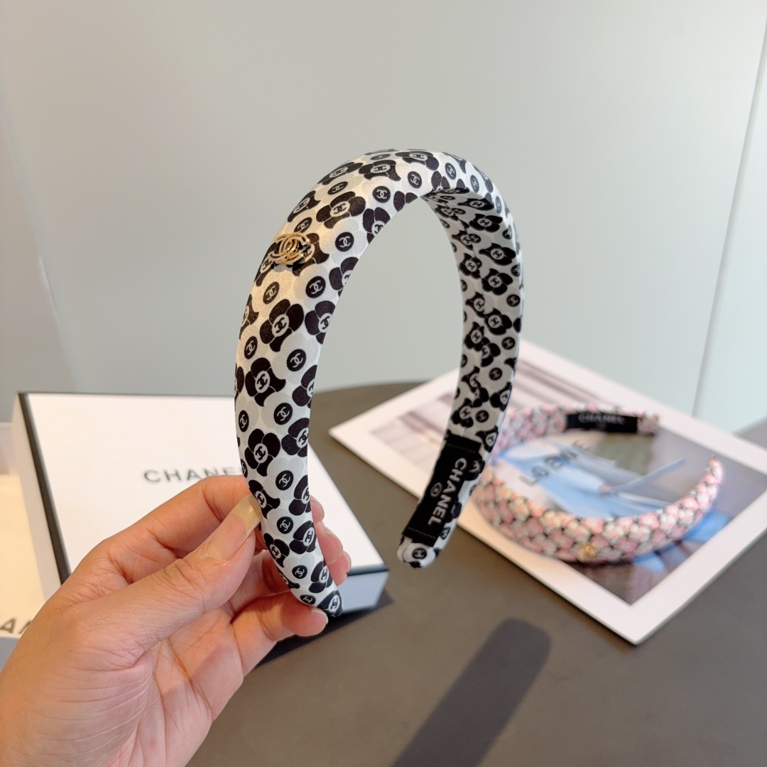配包装
CHANEL（香奈儿）新款精美字母发箍，复古网红爆款头箍 搭配高端材质，超精致，时尚高级感百搭款
