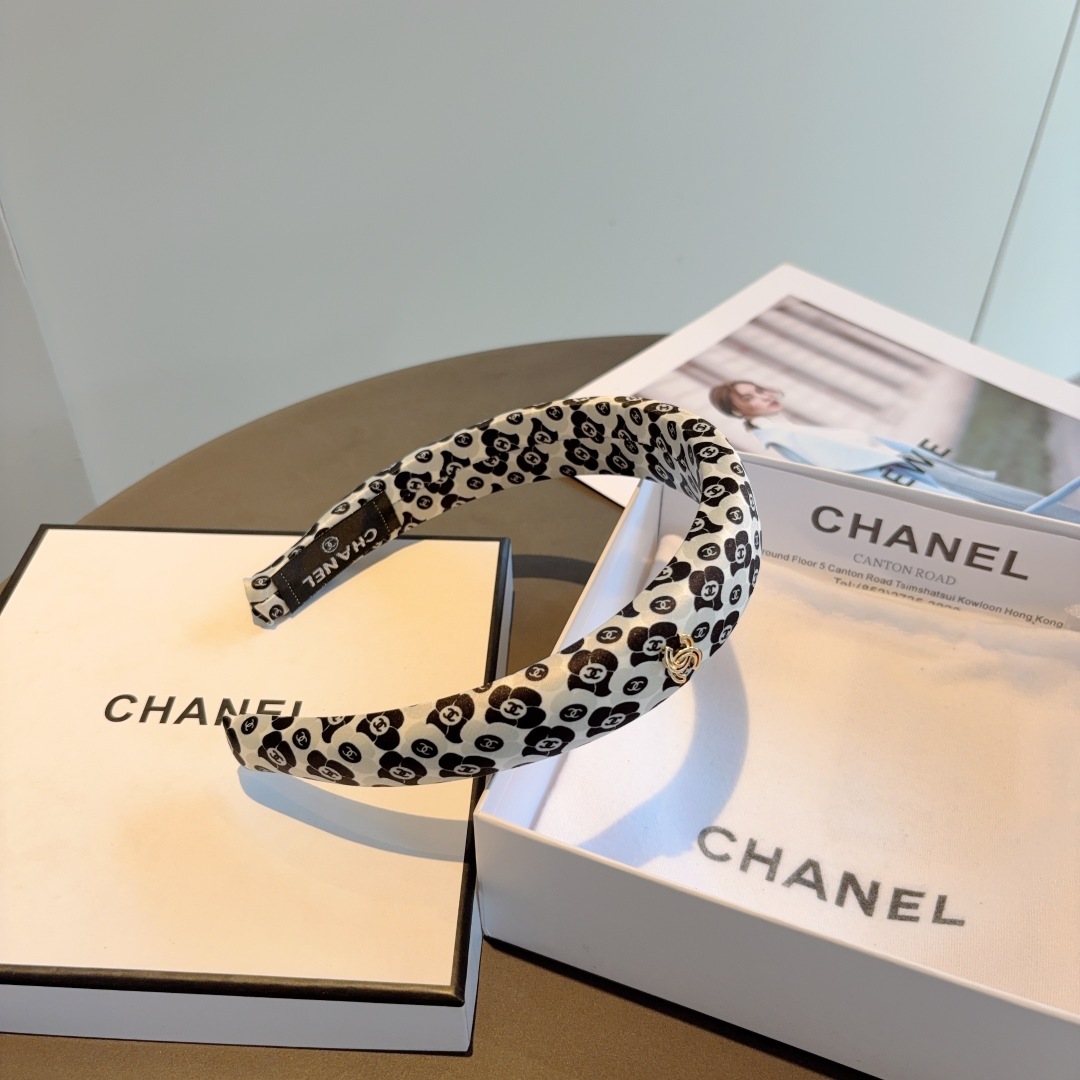 配包装
CHANEL（香奈儿）新款精美字母发箍，复古网红爆款头箍 搭配高端材质，超精致，时尚高级感百搭款