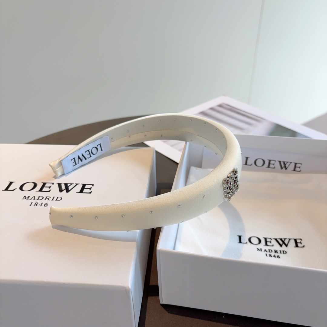 配包装
LOEWE（罗意威）火爆新款海绵发箍💕特供面料头箍、尖端网红最新款来袭 ！ 清新淑女范让时尚更简