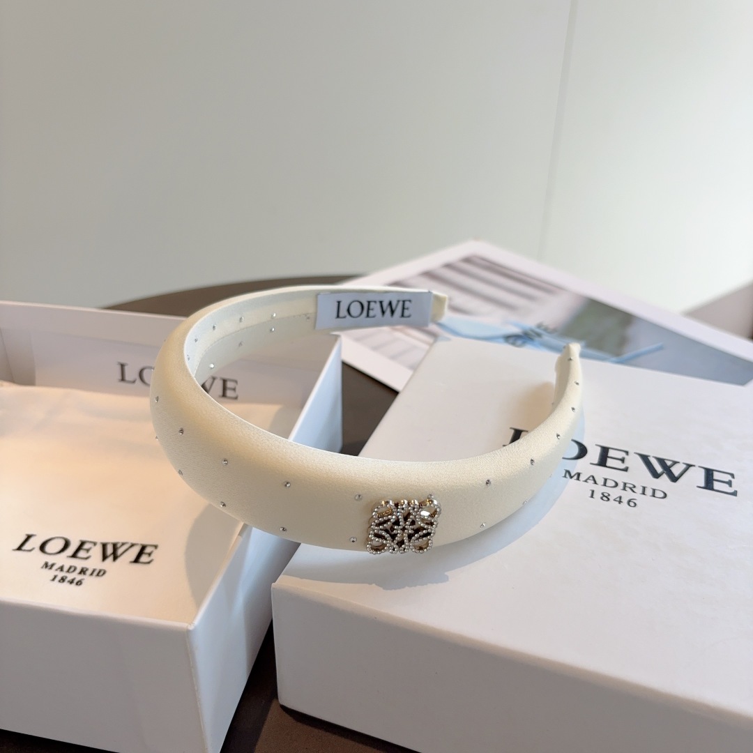 配包装
LOEWE（罗意威）火爆新款海绵发箍💕特供面料头箍、尖端网红最新款来袭 ！ 清新淑女范让时尚更简