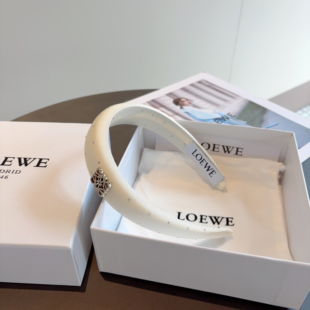 配包装
LOEWE（罗意威）火爆新款海绵发箍💕特供面料头箍、尖端网红最新款来袭 ！ 清新淑女范让时尚更简