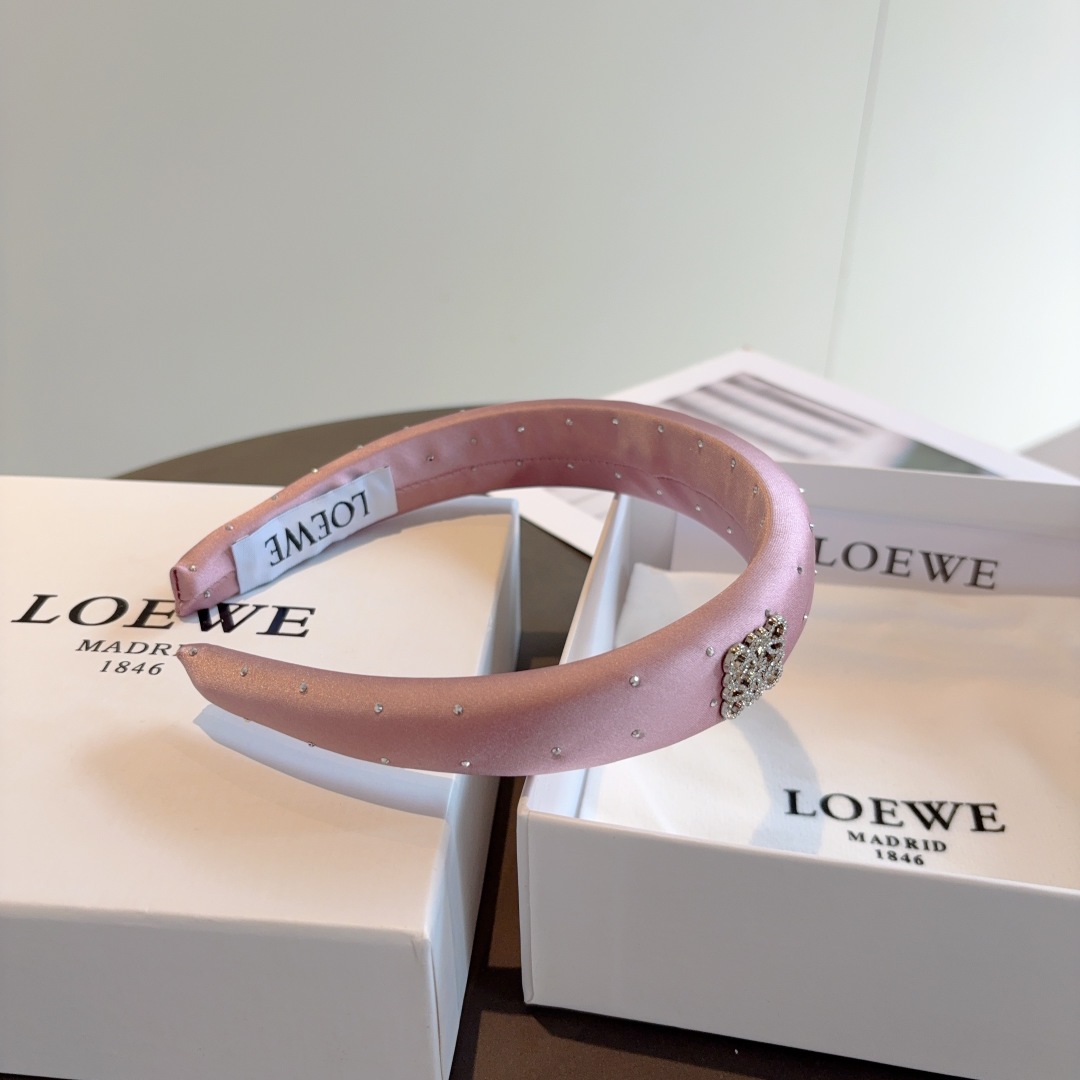 配包装
LOEWE（罗意威）火爆新款海绵发箍💕特供面料头箍、尖端网红最新款来袭 ！ 清新淑女范让时尚更简