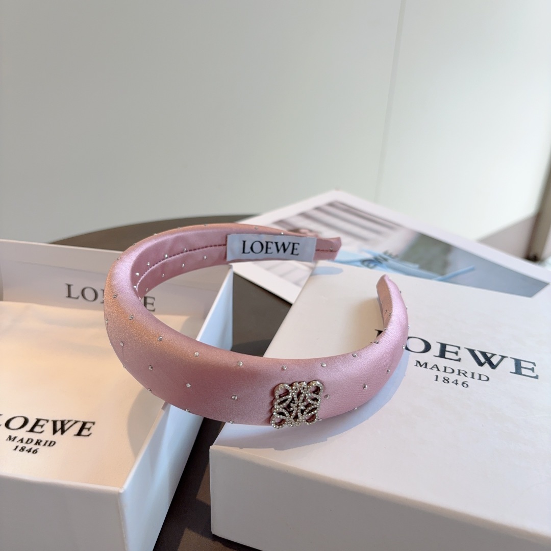 配包装
LOEWE（罗意威）火爆新款海绵发箍💕特供面料头箍、尖端网红最新款来袭 ！ 清新淑女范让时尚更简