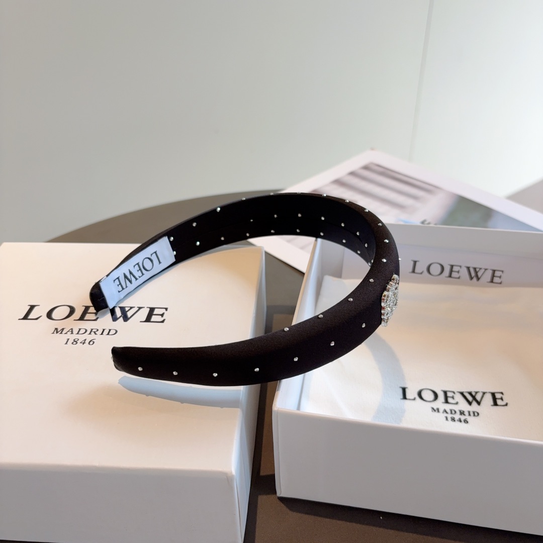 配包装
LOEWE（罗意威）火爆新款海绵发箍💕特供面料头箍、尖端网红最新款来袭 ！ 清新淑女范让时尚更简