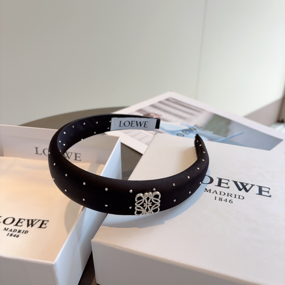 配包装
LOEWE（罗意威）火爆新款海绵发箍💕特供面料头箍、尖端网红最新款来袭 ！ 清新淑女范让时尚更简