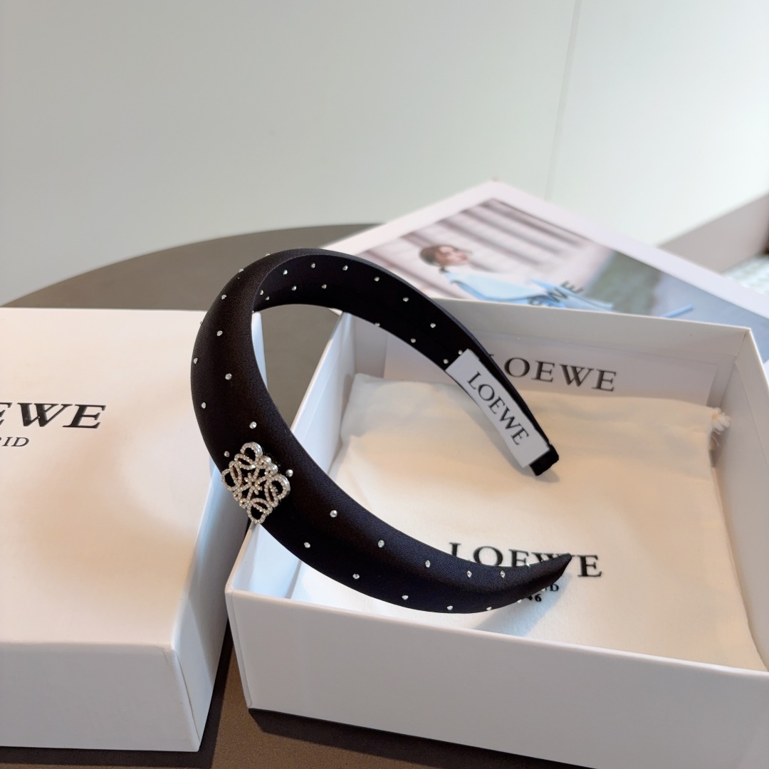 配包装
LOEWE（罗意威）火爆新款海绵发箍💕特供面料头箍、尖端网红最新款来袭 ！ 清新淑女范让时尚更简