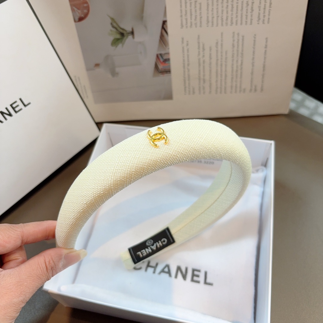 配包装
CHANEL（香奈儿）最新款小香发箍，新品巨显脸小头箍，网红爆款推荐 搭配高端双Ｃlogo ，超