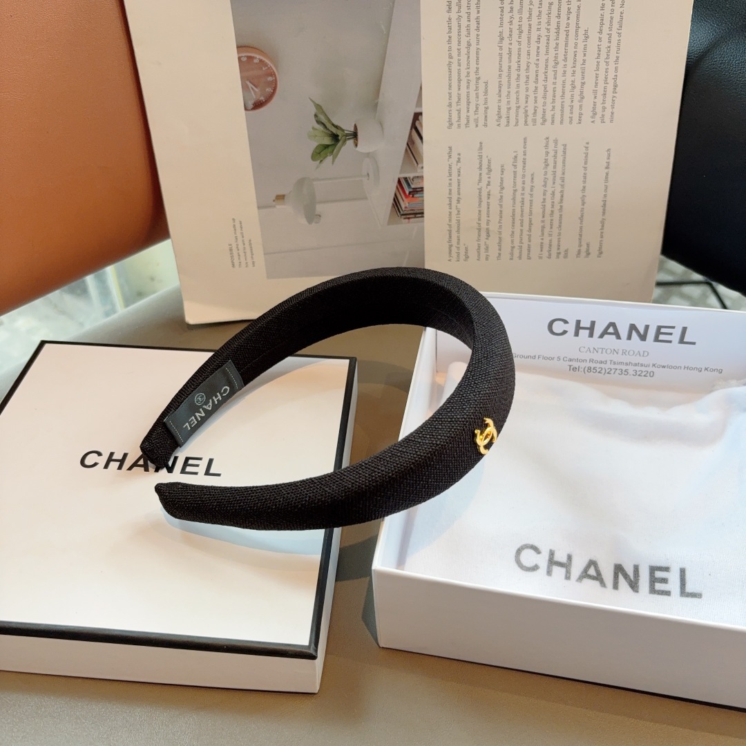 配包装
CHANEL（香奈儿）最新款小香发箍，新品巨显脸小头箍，网红爆款推荐 搭配高端双Ｃlogo ，超