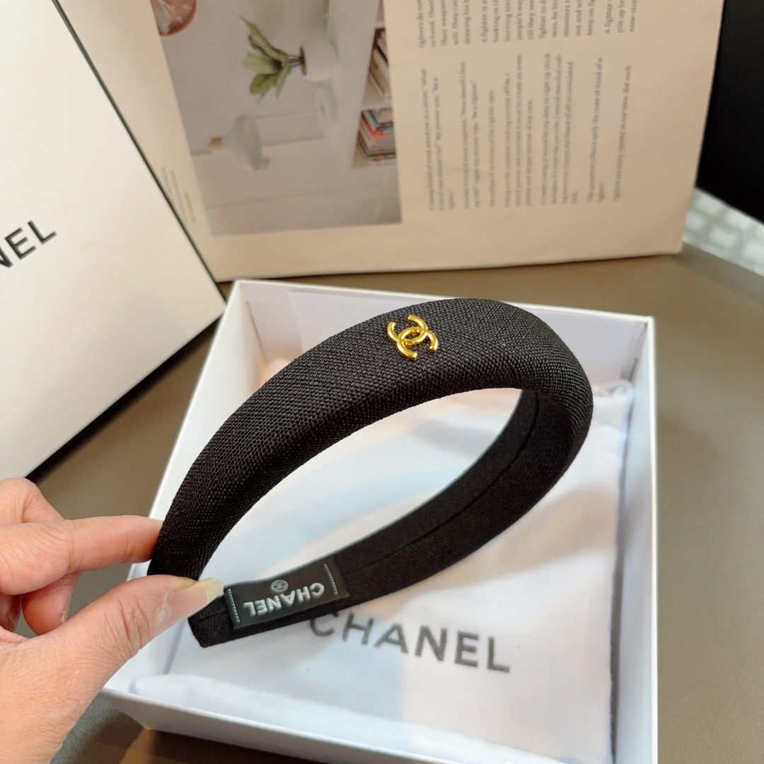 配包装
CHANEL（香奈儿）最新款小香发箍，新品巨显脸小头箍，网红爆款推荐 搭配高端双Ｃlogo ，超