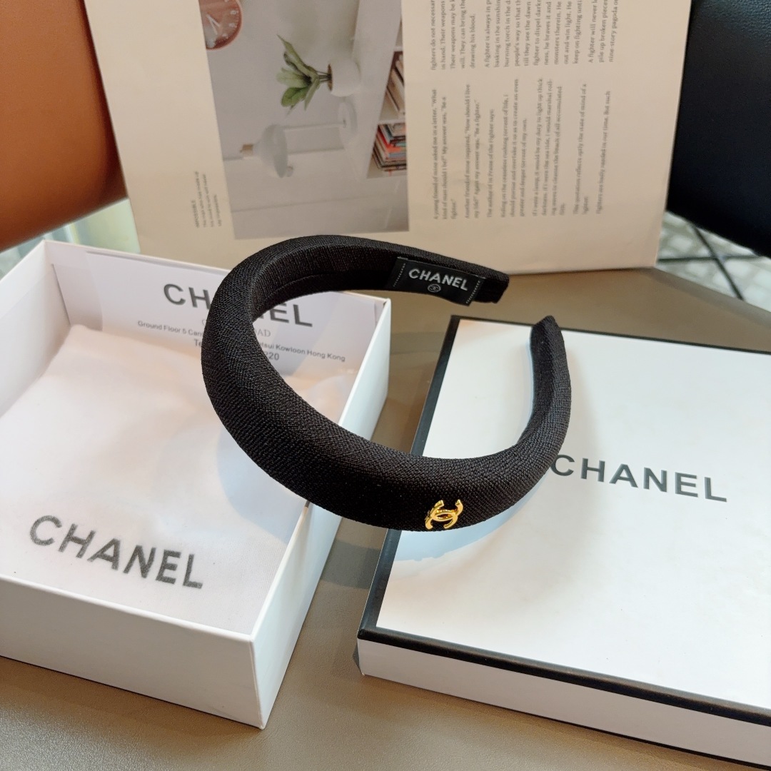 配包装
CHANEL（香奈儿）最新款小香发箍，新品巨显脸小头箍，网红爆款推荐 搭配高端双Ｃlogo ，超