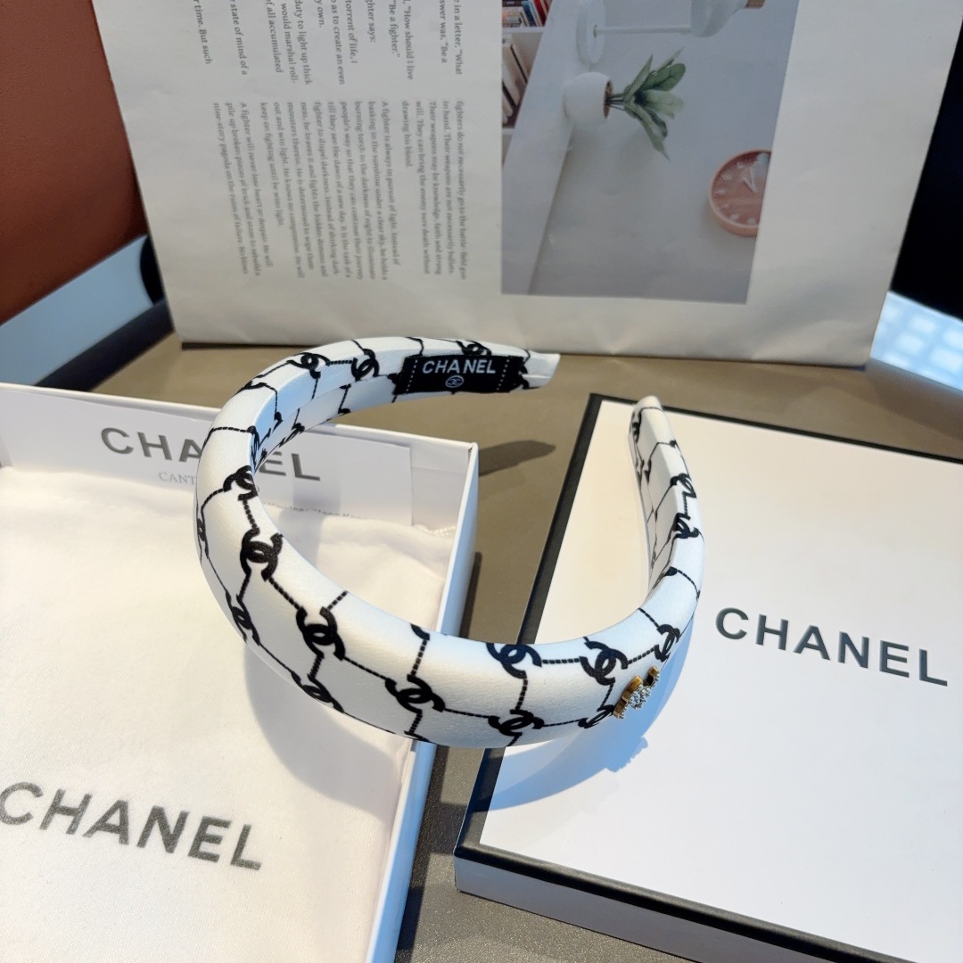 配包装
CHANEL（香奈儿）最新款小香发箍，新品巨显脸小头箍，网红爆款推荐 搭配高端双Ｃlogo ，超