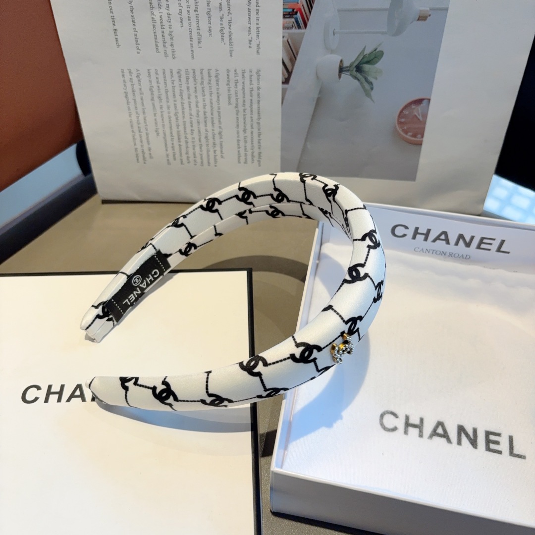 配包装
CHANEL（香奈儿）最新款小香发箍，新品巨显脸小头箍，网红爆款推荐 搭配高端双Ｃlogo ，超