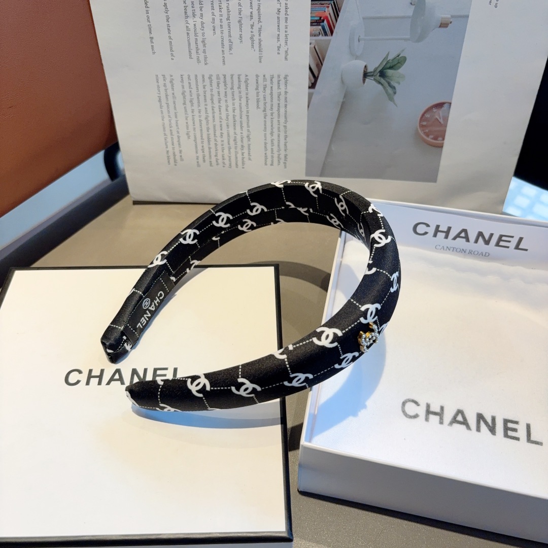 配包装
CHANEL（香奈儿）最新款小香发箍，新品巨显脸小头箍，网红爆款推荐 搭配高端双Ｃlogo ，超