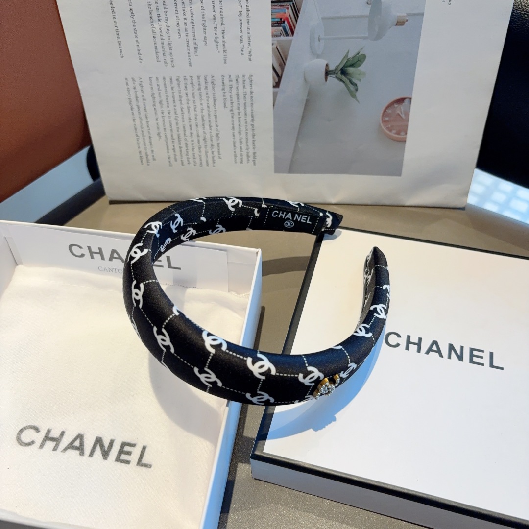 配包装
CHANEL（香奈儿）最新款小香发箍，新品巨显脸小头箍，网红爆款推荐 搭配高端双Ｃlogo ，超