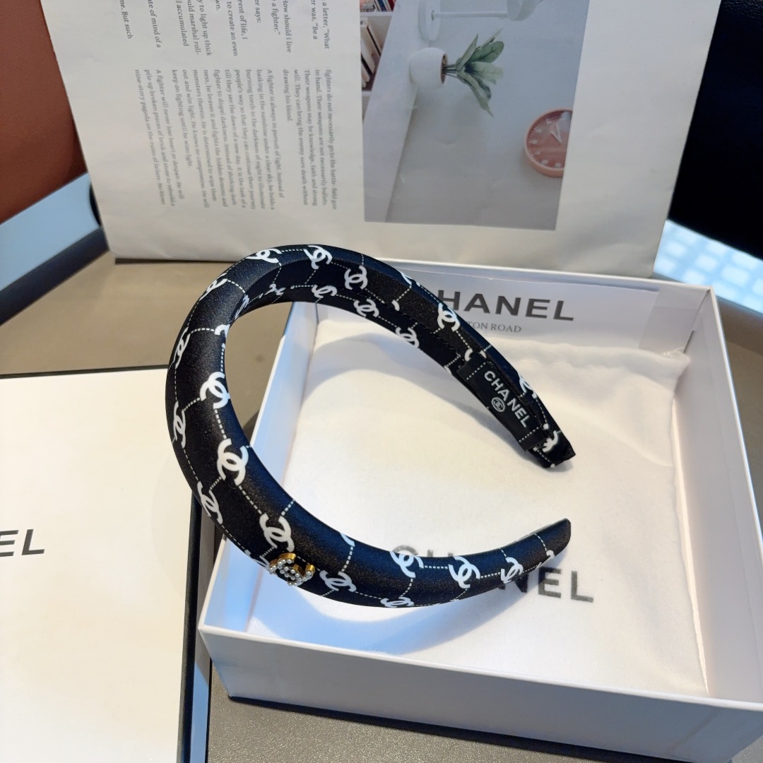 配包装
CHANEL（香奈儿）最新款小香发箍，新品巨显脸小头箍，网红爆款推荐 搭配高端双Ｃlogo ，超