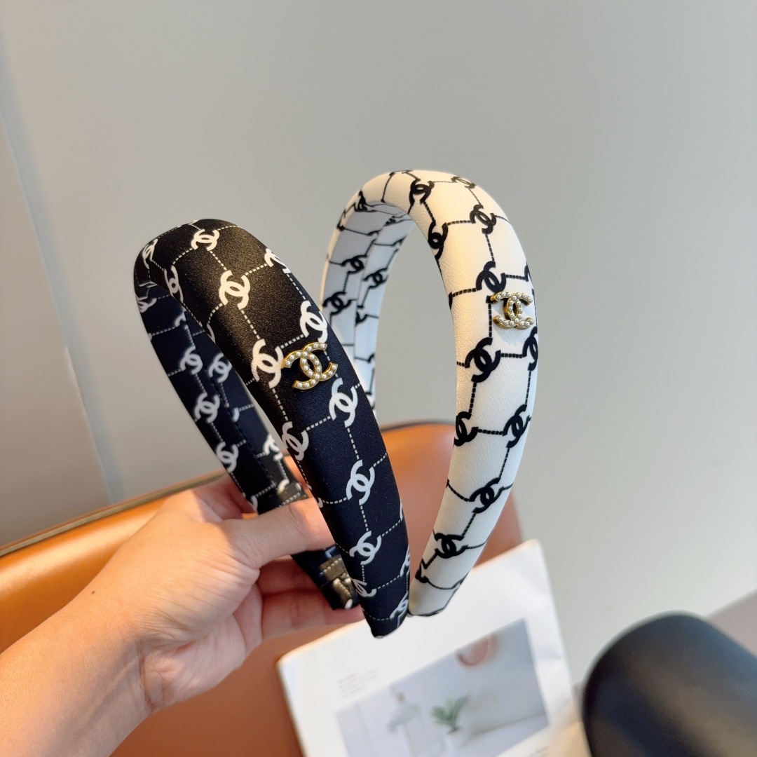 配包装
CHANEL（香奈儿）最新款小香发箍，新品巨显脸小头箍，网红爆款推荐 搭配高端双Ｃlogo ，超