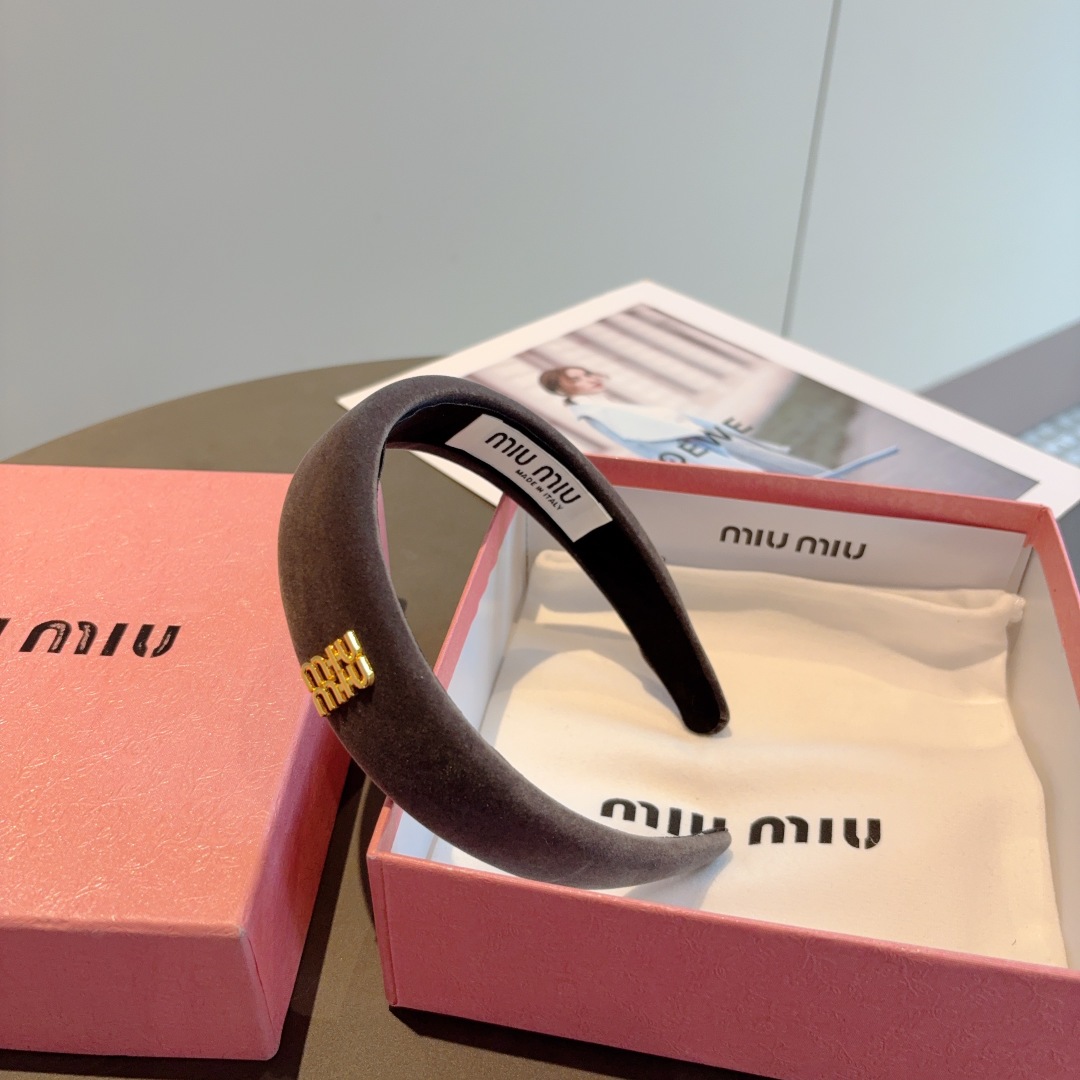 配包装
MIUMIU（缪缪）新款手工制作发箍，原单货，简约百搭头箍 潮女必备品，超级百搭高大上！