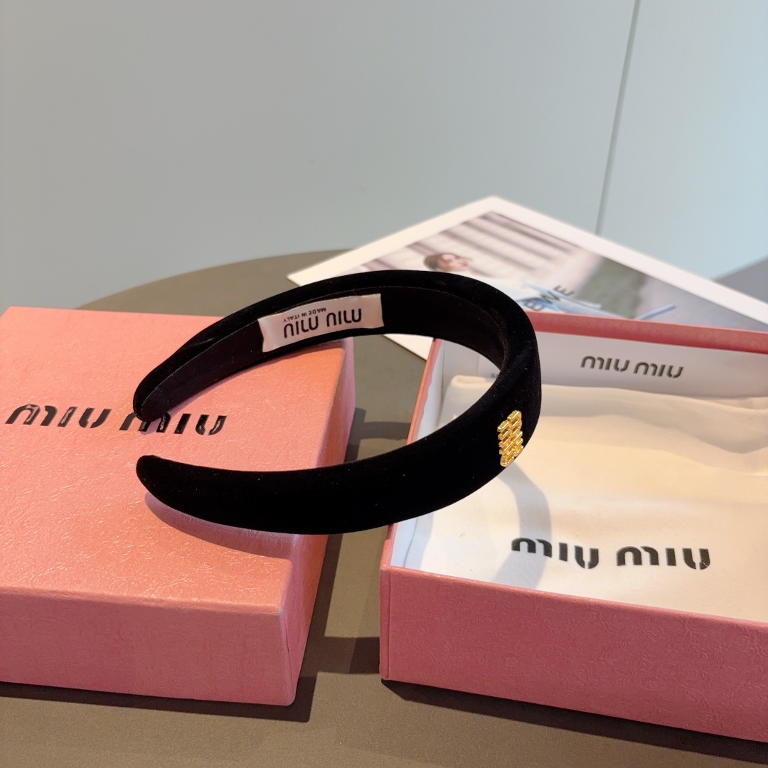 配包装
MIUMIU（缪缪）新款手工制作发箍，原单货，简约百搭头箍 潮女必备品，超级百搭高大上！