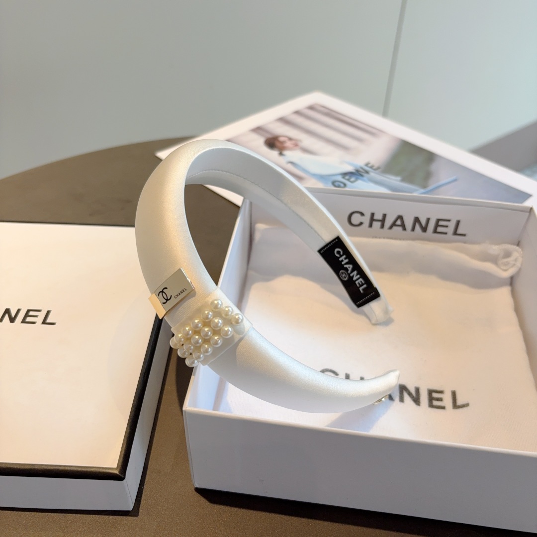 配包装
CHANEL（香奈儿）新款小香珍珠发箍，复古头箍，网红爆款推荐 搭配高端材质，超精致，时尚百搭。