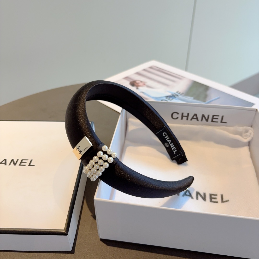 配包装
CHANEL（香奈儿）新款珍珠小香发箍，复古头箍，网红爆款推荐 搭配高端材质，超精致，时尚百搭。