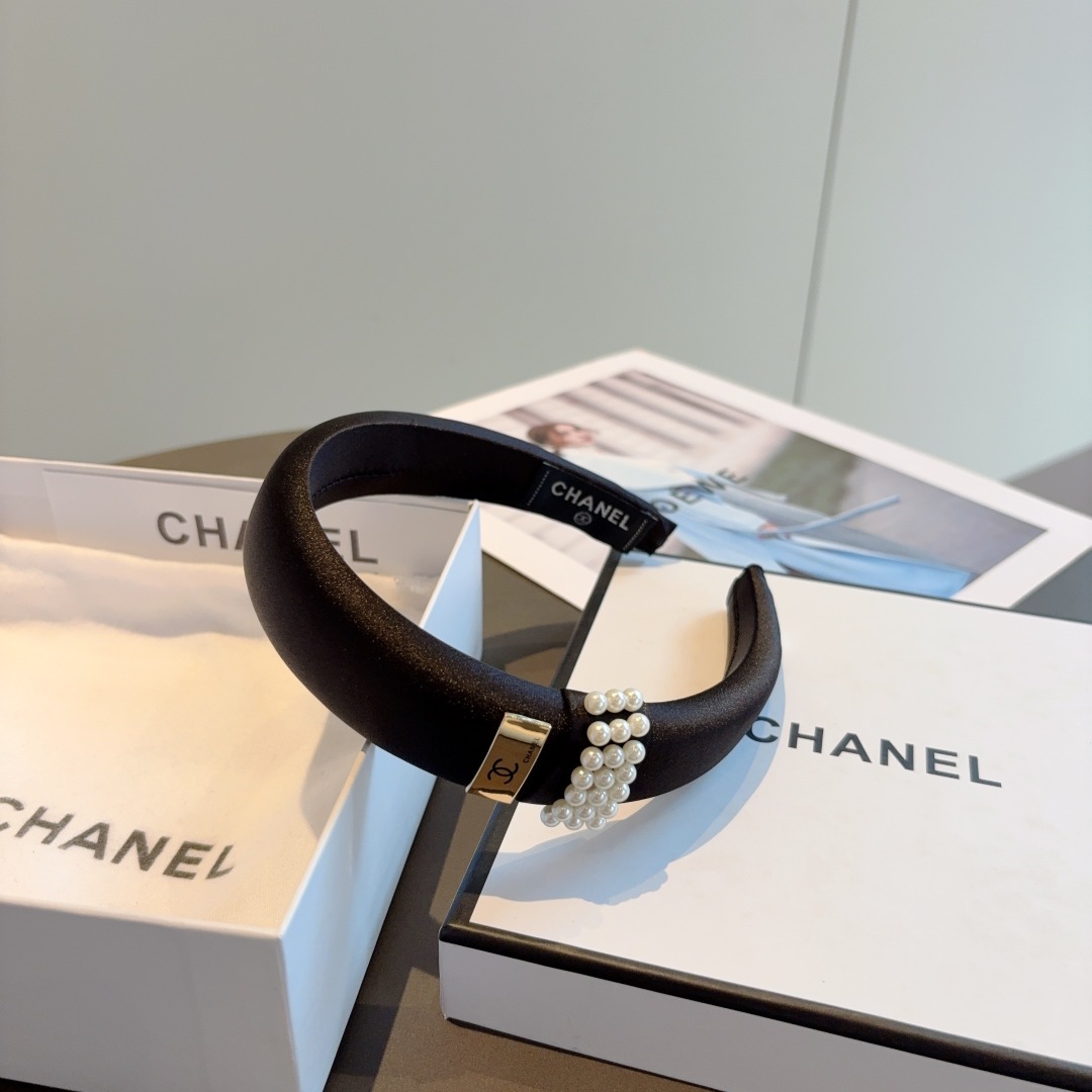 配包装
CHANEL（香奈儿）新款珍珠小香发箍，复古头箍，网红爆款推荐 搭配高端材质，超精致，时尚百搭。