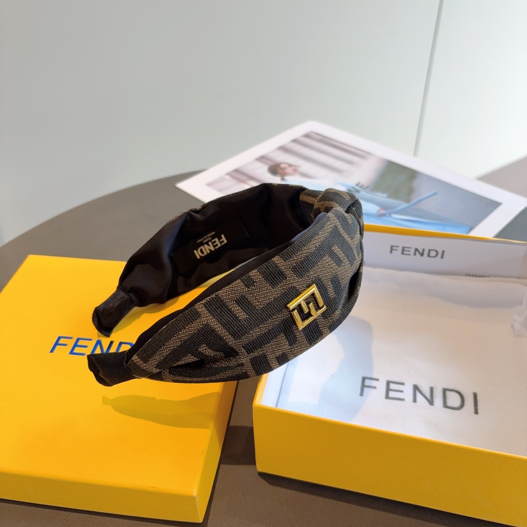 配包装
FENDI 芬迪 经典双F款发箍，复古头箍，简约百搭，潮女必备品，超级的高大上！